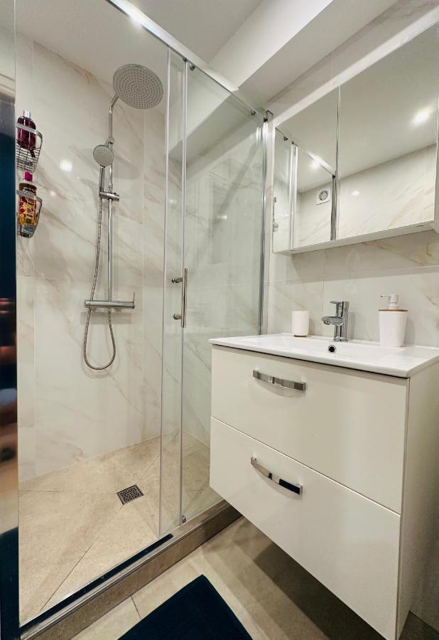 The Nice - 3 Rooms, 3Air Cond, 3Tv, 3Fans, 2 Wc, Wifi Everywhere 5Min Aeroport, Train, Beach, 1Min Tram, 15 Min Centre, Port, Parking Possible Екстериор снимка